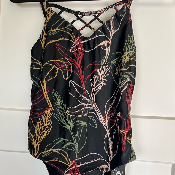 Liu Love Swimsuit - Picture 2 of 6